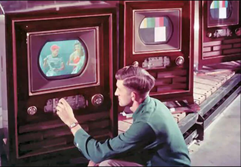 Телевизор 5 букв. Цветное Телевидение в СССР. Первый цветной телевизор 1954. RCA CT-100 телевизор. Первое цветное телевещание 1953 США.