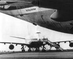 Öndeki yakıt alan KLM uçağı, arkadaki Pan Am uçağı