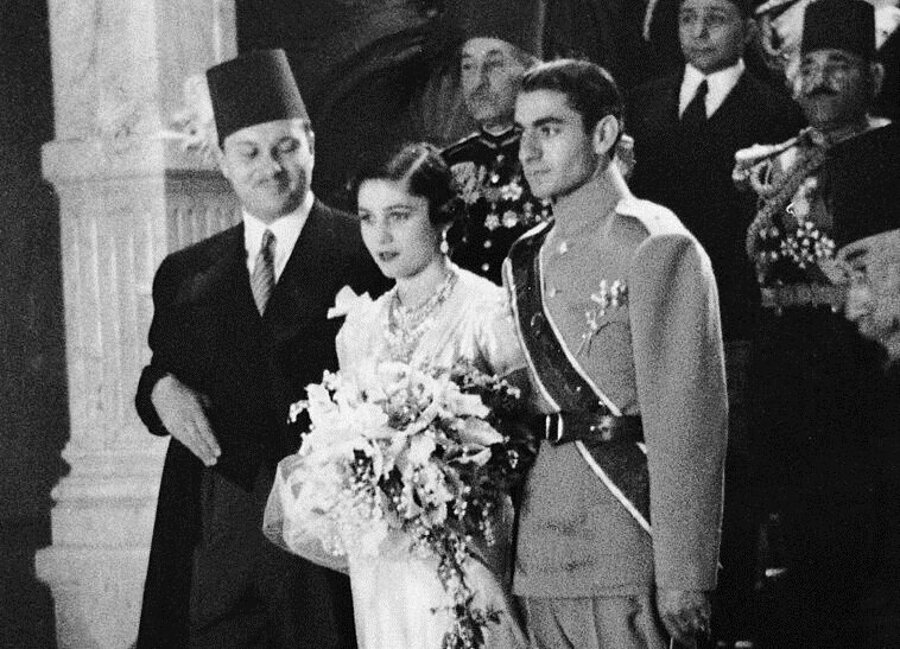Fevziye ve Muhammed Rıza'nın Kahire'deki düğününden. Kral Faruk da (en solda) onlara eşlik ediyor.